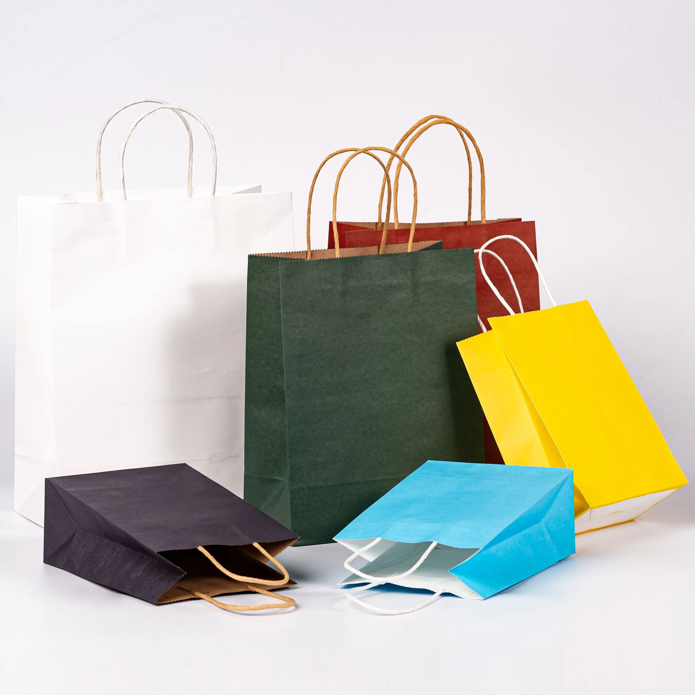 नई आगमन कस्टम सस्ते चीन थोक क्राफ्ट पेपर उपहार बैग संभाल के साथ क्राफ्ट पेपर बैग