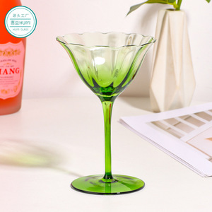 Copa de vino Huiyi con diseño floral de pétalos verdes en degradado, de alta gama, para fiestas de adultos, vaso transparente para bebidas. - Product Image 3