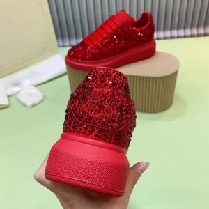 Chaussures décontractées de sport à semelles épaisses en cuir véritable, style slip-on, noires et rouges, cloutées de diamants, pour hommes et femmes, vente en gros d'usine - Product Image 3