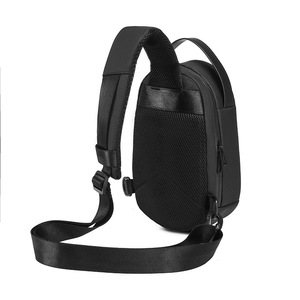 Sac à bandoulière rigide géométrique pour hommes, sac de poitrine à texture fibre de carbone avec <span class=keywords><strong>port</strong></span> de charge USB - Product Image 4