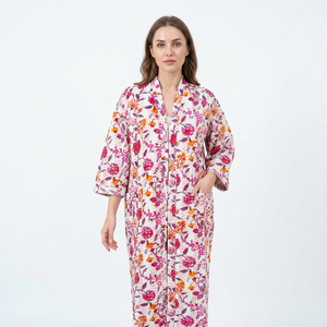 Robe de chambre kimono vintage élégante en coton thermique à col en V, avec patchwork matelassé Kantha et broderies à la main, multicolore, avec liens. - Product Image 1