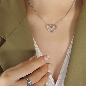Delicado Collar de Acero Inoxidable con Colgante de Corazón Hueco para Mujer - Product Image 4