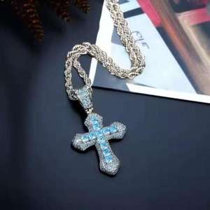 Pendentif croix pour homme en argent avec moissanite CZ et chaîne en corde colorée tendance rouge, rose, bleu, accessoire hip-hop bling bling - Product Image 2