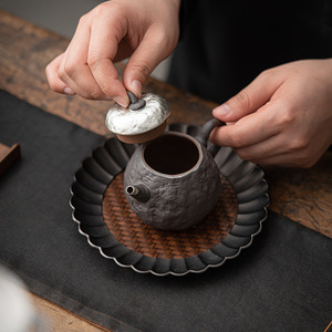 Ensemble de cérémonie du thé Kung Fu Vintage fait à la main <span class=keywords><strong>ancien</strong></span> dispositif de fabrication de thé à trou de boule d'argile volcanique avec pot en céramique doré argenté - Product Image 3