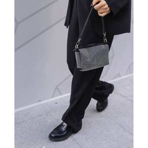 Bolso de Noche Rectangular con Adornos de Piedras, Correa de Cadena y Acabado Metálico Brillante - Product Image 2