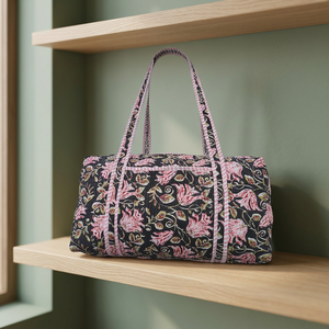Bolsa de Viaje Grande con Estampado Floral, Negra, para Fin de Semana, de Algodón Acolchado de Jaipur - Product Image 1