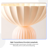 Lampe de table moderne en porcelaine, style nordique Wabi Sabi, corps en céramique blanche translucide cannelée, LED à lumière chaude, lampe totem artistique côtelée