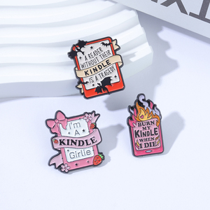 Broches de esmalte rosas con diseño de lector electrónico, humorísticos: 'Un lector sin su lector electrónico es una tragedia'. Insignias de solapa, decoración, regalos. - Product Image 2