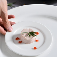 Assiette ronde en céramique blanche unie, vaisselle multi-tailles pour la maison, le restaurant, les pâtes, les steaks, les salades, la cuisine occidentale, utilisation quotidienne et présentation.