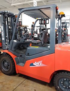 Chariot élévateur contrepoids GPL HELI CPYD40 de <span class=keywords><strong>4</strong></span> tonnes avec déplaceur latéral pour les centres de distribution, la construction et la manutention de marchandises - Product Image 4