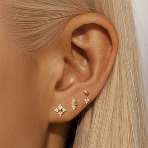 Ensemble de boucles d'oreilles tendance S925 : Créoles carrées en zircon et clous d'oreilles étoile raffinés - Product Image 6