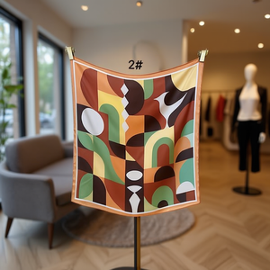 Foulard Quadrato Geometrico a Tre Colori 70x70cm Accessorio di Moda per Donne - Product Image 2