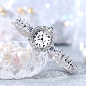 Montre pour femme vintage en or avec petit cadran en nacre serti de diamants, montre à quartz étanche polyvalente - Product Image 2