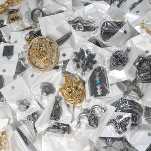 Pendentifs et breloques multi-styles en acier inoxydable 316 L, styles aléatoires, grandes ventes en stock, directement de l'usine - Product Image 6