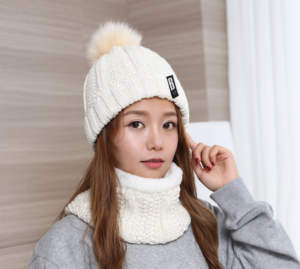 Ensemble d'écharpes d'hiver chaudes pour hommes et femmes avec <span class=keywords><strong>bonnet</strong></span> à <span class=keywords><strong>pompon</strong></span> brodé à la main 3D Cony Hair Knitted Hats New Plain Color - Product Image 5