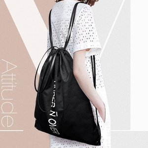 Sac à dos noir en polyester 210D imprimé à la mode avec cordon de serrage, écologique, recyclable, logo personnalisable, pour la gym, le <span class=keywords><strong>sport</strong></span> et le quotidien - Product Image 4
