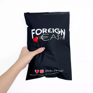 Bolsas de plástico resellables con cierre zip, negras mate, de 20x28 cm, con logo personalizado, para ropa de marca. - Product Image 2