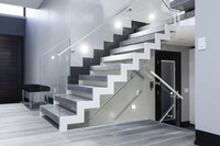 Escalier en zigzag intérieur avec balustrade en verre entièrement transparente
