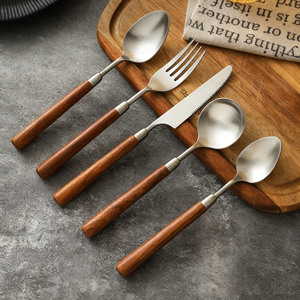 <span class=keywords><strong>Couverts</strong></span> en acier inoxydable 304 <span class=keywords><strong>de</strong></span> haute qualité avec manches en bois <span class=keywords><strong>de</strong></span> rose, style rétro, compatibles lave-vaisselle et congélateur, origine Guangdong - Product Image 3