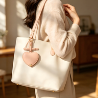 Porte-clés en cuir PU personnalisé en forme de cœur, miroir compact, mini miroir de maquillage de poche, finition argentée, vente en gros, cadeau