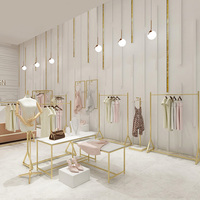Ensemble de tables d'appoint gigognes et présentoirs à vêtements dorés pour aménagement de boutique