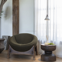 Fauteuil simple en velours vintage avec structure en bois massif et accoudoirs capitonnés pour salon, chambre ou salle de séjour