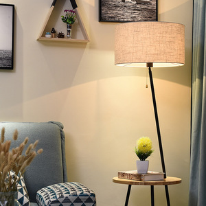 Lámpara de Pie Moderna con Mesa Lateral de Madera, Pantalla de Tela Beige, Base de Trípode Metálico, E26 LED, Luz Blanca Cálida Regulable 3500K - Product Image 5