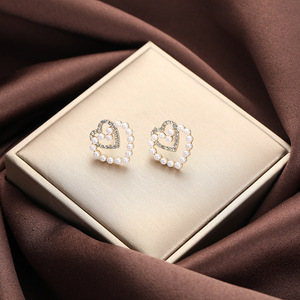 Boucles d'oreilles en forme de cœur avec perles et accents de diamants pour accessoires de bijoux de fête - Product Image 4