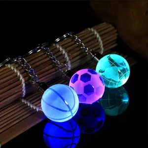 Gantungan Kunci Bola Kristal LED Warna-warni Kustom Gantungan Kunci Bola Basket Sepak Bola dengan Lampu LED untuk Hadiah Natal Ulang Tahun Anak Laki-laki