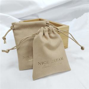 Bolsa con cordón de joyería de lujo personalizada, bolsa de embalaje de regalo de terciopelo suave con logotipo de lámina dorada, cuerdas de dibujo de cera, bolsa de joyería de gamuza - Product Image 5