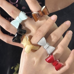 Vente en gros de bagues d'été à la mode bijoux à paillettes colorées en résine acrylique nœud 3D ouvert bague réglable pour femmes - Product Image 2