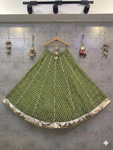 Lehenga Choli Tradicional con Estampado Marrón y Borde Dorado, Diseño Étnico para Navratri y Garba, Falda Festiva, Chaniya Choli - Product Image 3