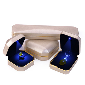 2022 Hot Custom Color LOGO Jewelry LED Light Ring Box Ring Bracelet Pendant Bangle Engagement Jewellery Boxes with Light