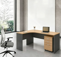 Bureau en bois et gris en forme de L avec armoire mobile à tiroirs verrouillables