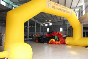 Arco inflable amarillo para eventos de venta y publicidad comercial al aire libre - Product Image 2