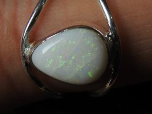 Anillo de Ópalo Multicolor Australiano con Engaste de Puntas - Anillo de Boda de Plata - Talla 5 de EE. UU. Hecho a Mano Clásico Certificado por Terceros - Product Image 2