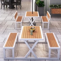 Ensemble de table et de chaises de salle à manger d'extérieur, design moderne et simple, bancs en métal pour cour, parc, rue ou restaurant