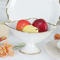Ensemble d'assiettes et de bols en porcelaine élégants à bords dorés, design festonné, vaisselle en céramique pour repas raffinés