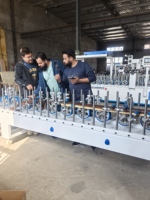 Machine d'enroulement de profilés multifonctionnelle pour film de cadre de porte avec colle thermofusible PUR