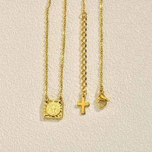 Collar con Colgante Cuadrado de San Benito en Acero Inoxidable con Baño de Oro PVD de 18K y Cruz - Product Image 5