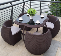 Ensemble de meubles de jardin personnalisés en rotin, table basse et chaises d'extérieur