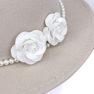 หมวกเฟโดราปีกกว้างสไตล์วินเทจสำหรับทุกเพศ  ประดับมุกและดอกคามิลเลีย  <span class=keywords><strong>ผ้า</strong></span>ระบายอากาศได้ดี เหมาะสำหรับงานธุรกิจและงานปาร์ตี้ ใช้ได้ทุกฤดู - Product Image 6