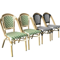 Chaises de bistrot modernes en rotin français avec structure en bois, confortables et portables, pour usage extérieur en café et restaurant