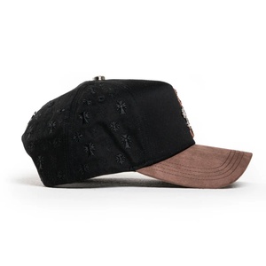 Gorras Personalizadas Barbas 5-Panel de Gamuza Dobby con Bordado de Llama y Cruz de Pedrería - Product Image 3