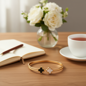 Bracciale rigido Angelina in acciaio inossidabile placcato oro con design floreale per donna, gioiello alla moda, idea regalo - Product Image 4