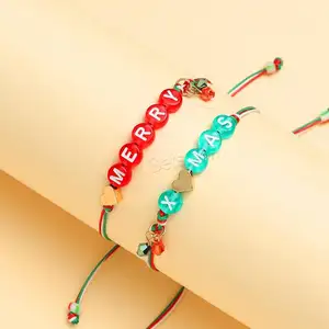 Set di braccialetti acrilici fatti a mano in 2 pezzi di gioielli natalizi con cordino di cera e perline di vetro e ottone con motivo a lettera 1637118