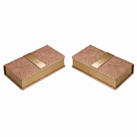 Boîte cadeau biodégradable en carton personnalisée en forme de livre avec fermeture magnétique, logo estampé à chaud, détails de couture, miroir intégré et éponge