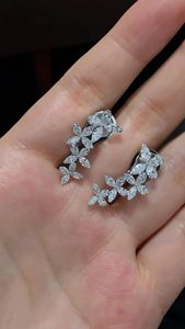 Boucles d'oreilles clous papillon en or 14 carats avec diamant de laboratoire serti clos, certifiées IGI, bijoux indiens pour mariages et cadeaux de fête - Product Image 3