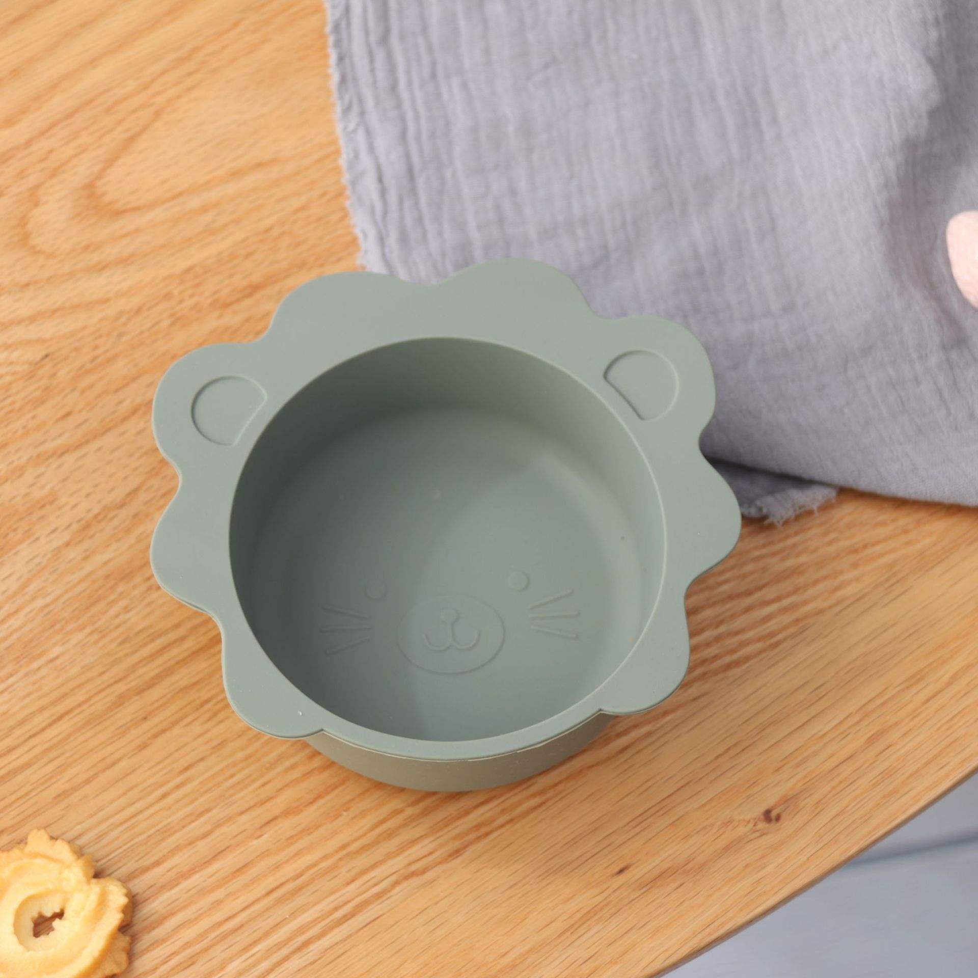 ชามสิงโตสีเขียวทหาร