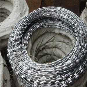 Fil de fer barbelé hexagonal anti-escalade, bobine de fil de fer barbelé, fil de fer rasoir, galvanisé à chaud/revêtement PVC, type rasoir croisé pour les chemins de fer - Product Image 1